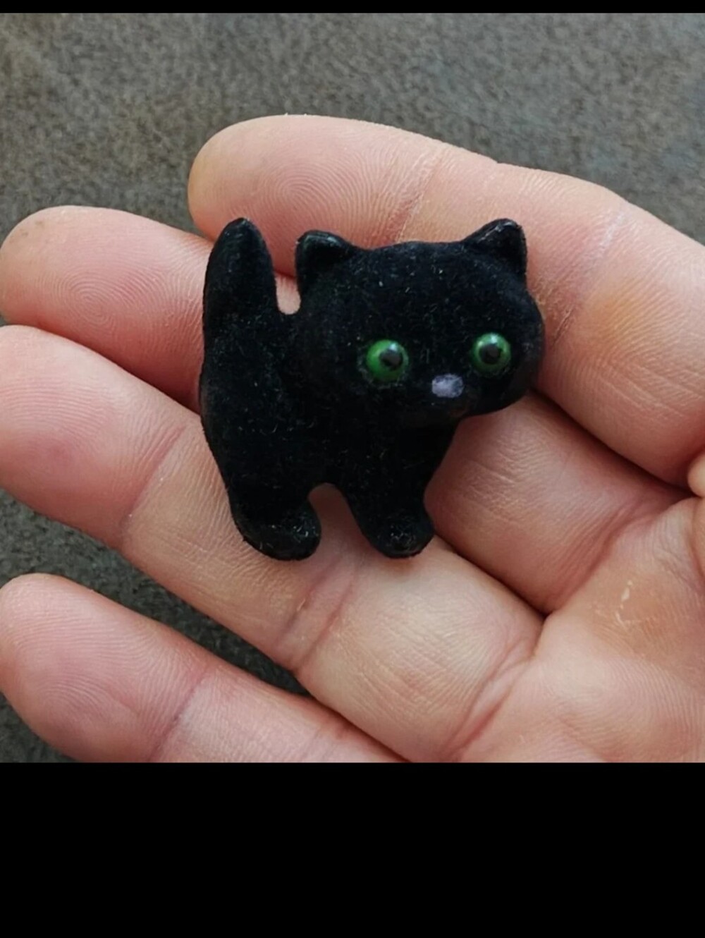 1982 Hallmark Halloween Flocked Fuzzy Black Cat Brooch.